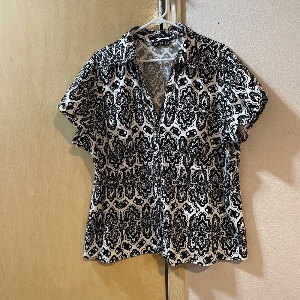 Women 2X Beautiful Button Down Blouse Feminine Cut Figure Flattering